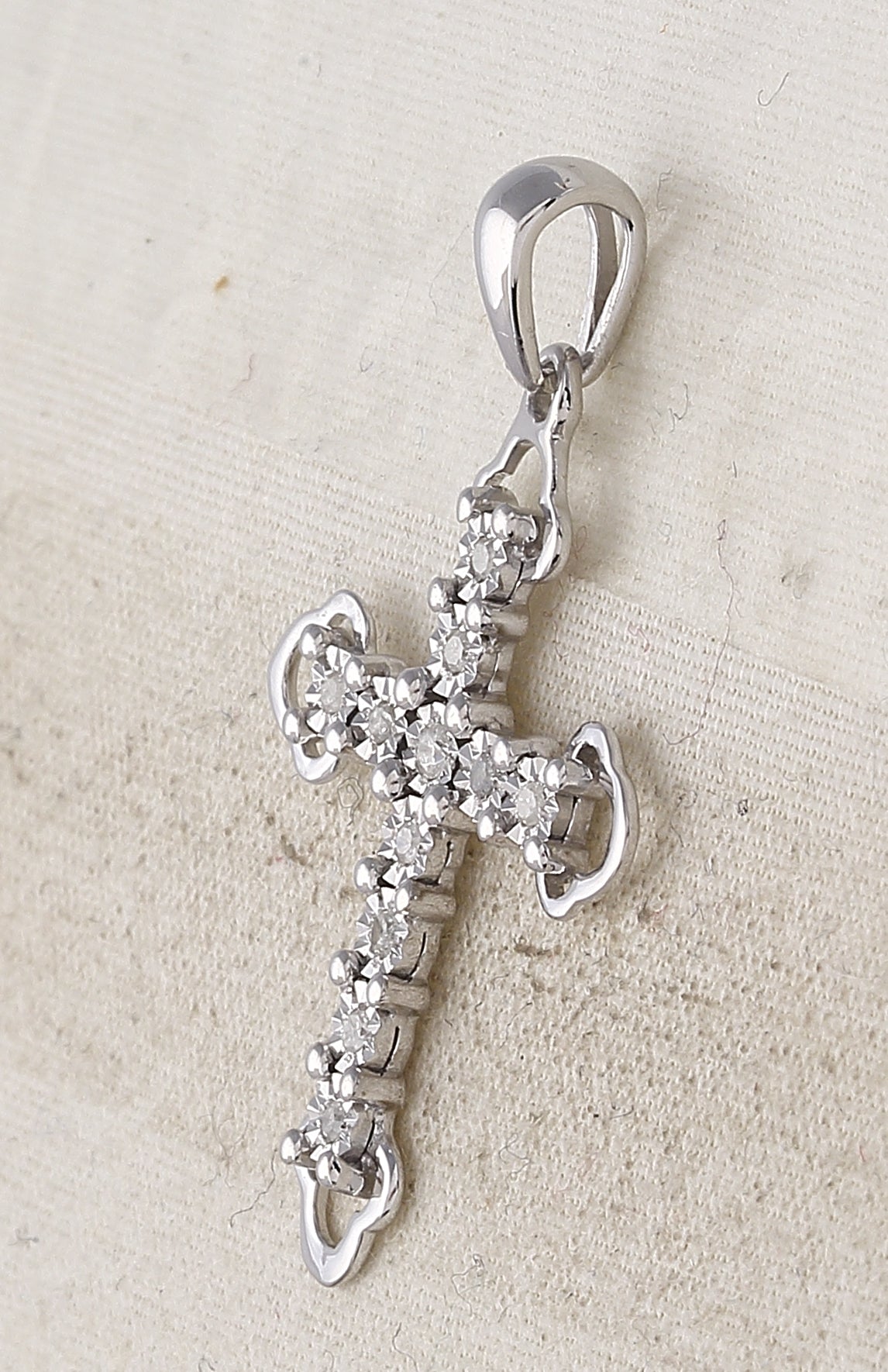 Sterling Silver Womens Round Diamond Trefoil Tips Cross Pendant 1/8 Cttw