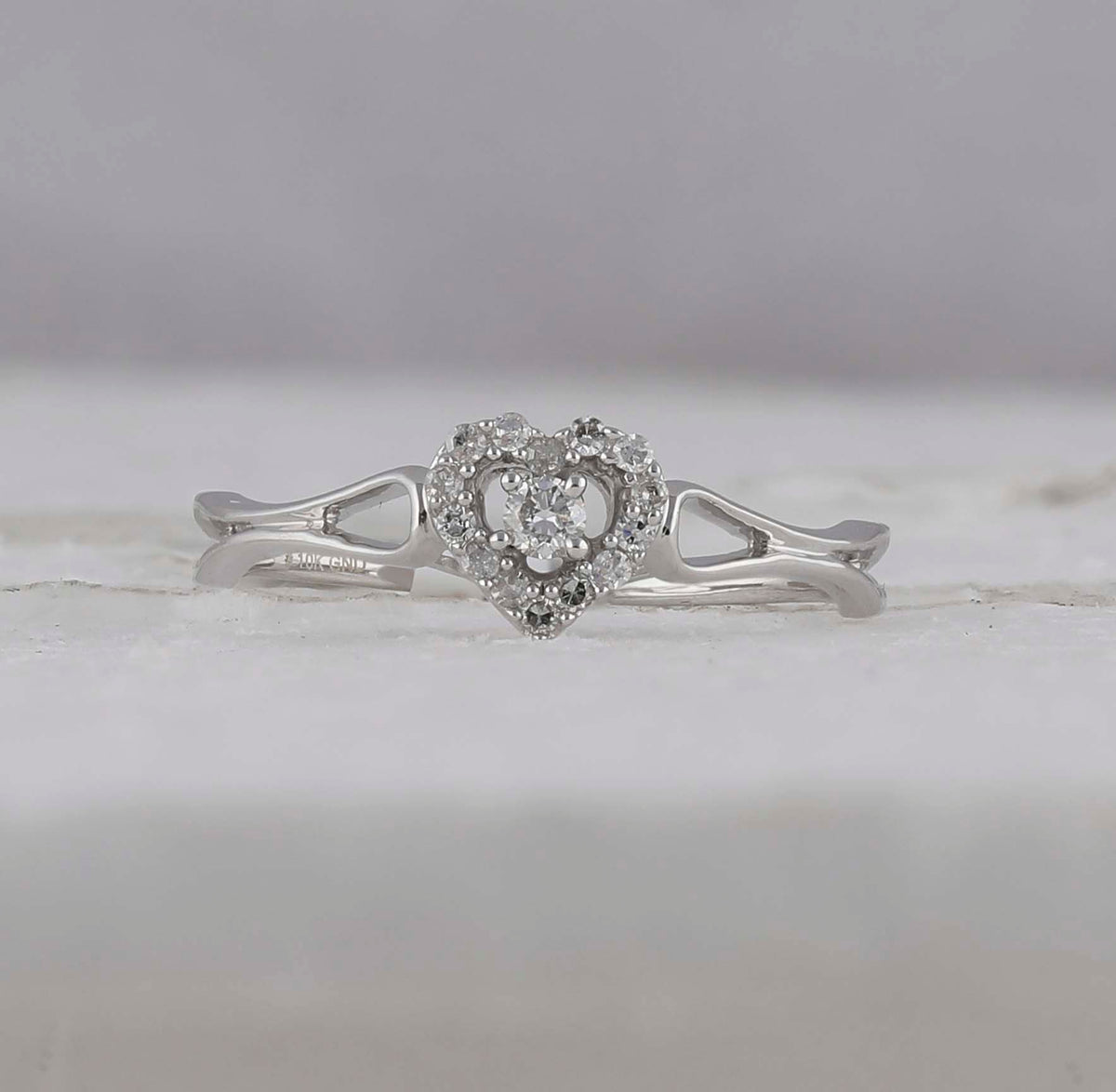 10kt White Gold Womens Round Diamond Heart Promise Bridal Ring 1/10 Cttw