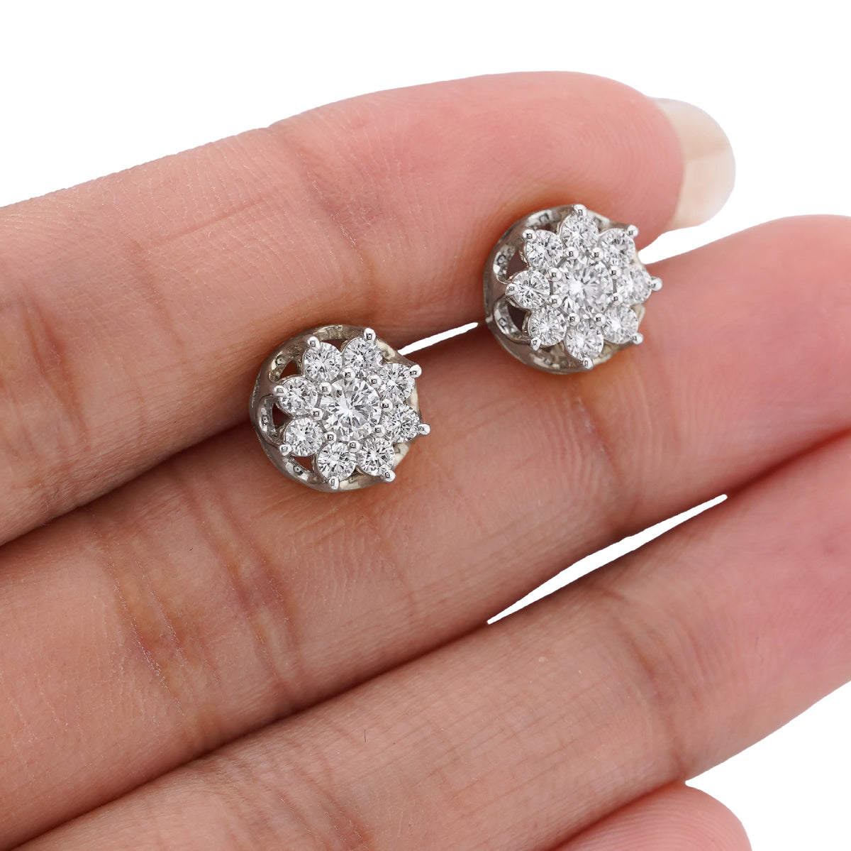 925 SS 0.94CTW Lab Diamond Flower Design 9 Diamond Unisex Earrings 2gm Studs